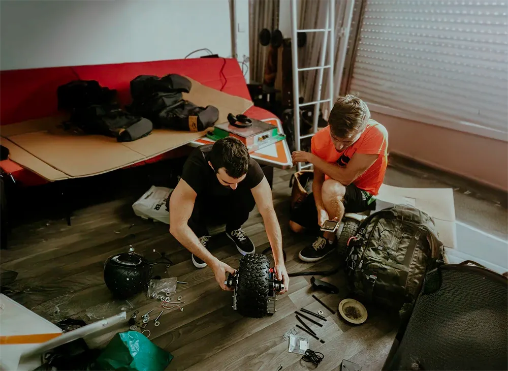 Les origines Sternboard histoire skateboard électrique développement garage startup française débuts artisanaux création manuelle